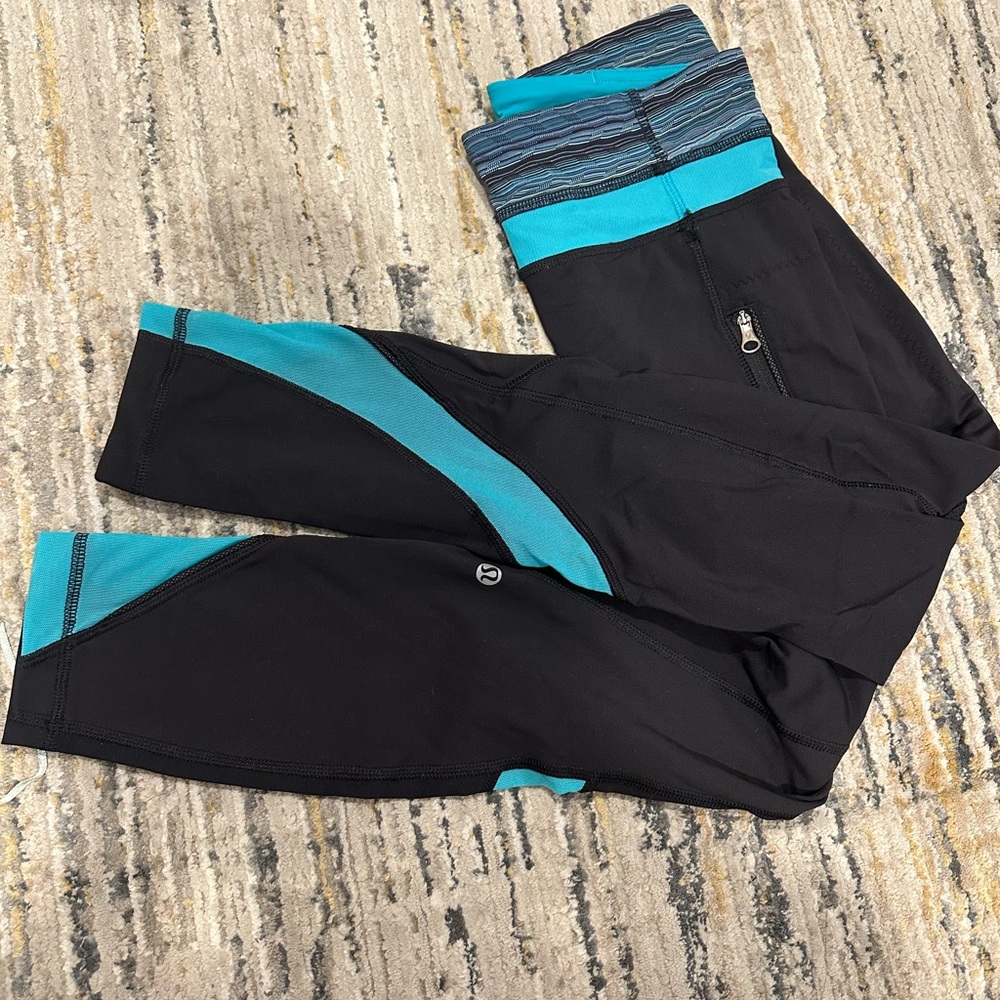 Lululemon Athletica Black and Blue Leggings with Athletic Fit
